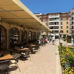 At Royal Sun, Sunny * סאני ביץ'